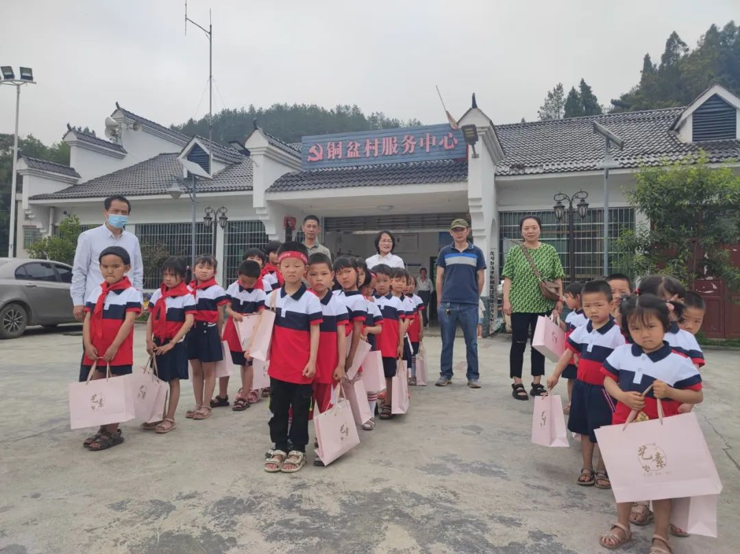 “与爱同行 幸福相伴”市医保局、九三学社武冈支社携手走进铜盆小学(图2)