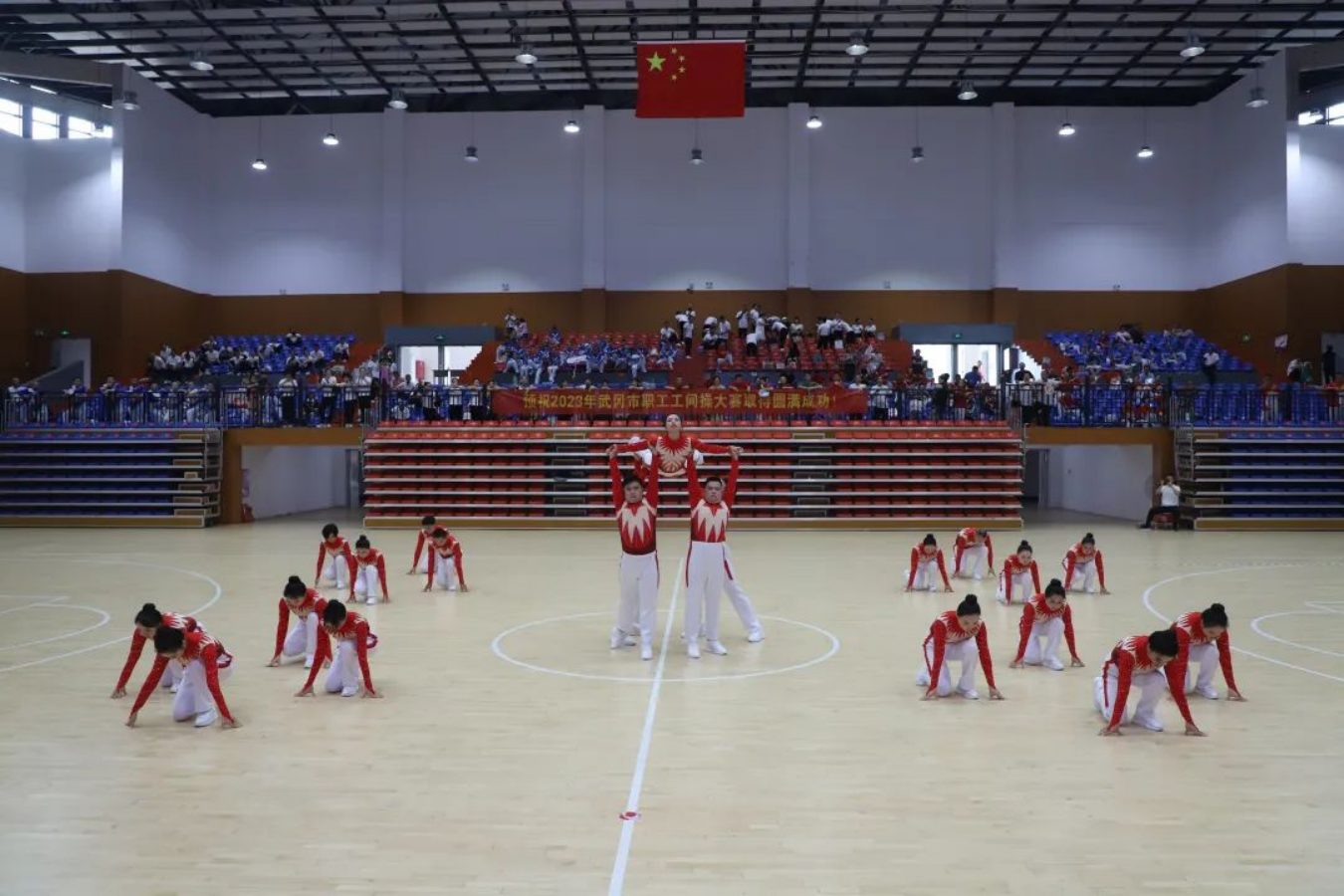 18支代表队410名干部职工参加武冈市职工工间操大赛(图2)