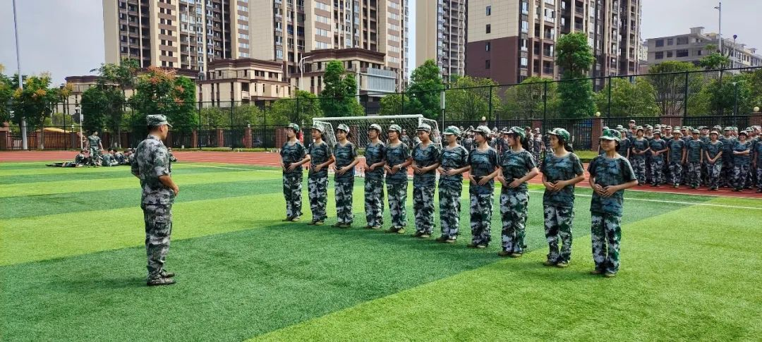 武冈一中：军训正当时 迷彩青春“燃”起来(图3)