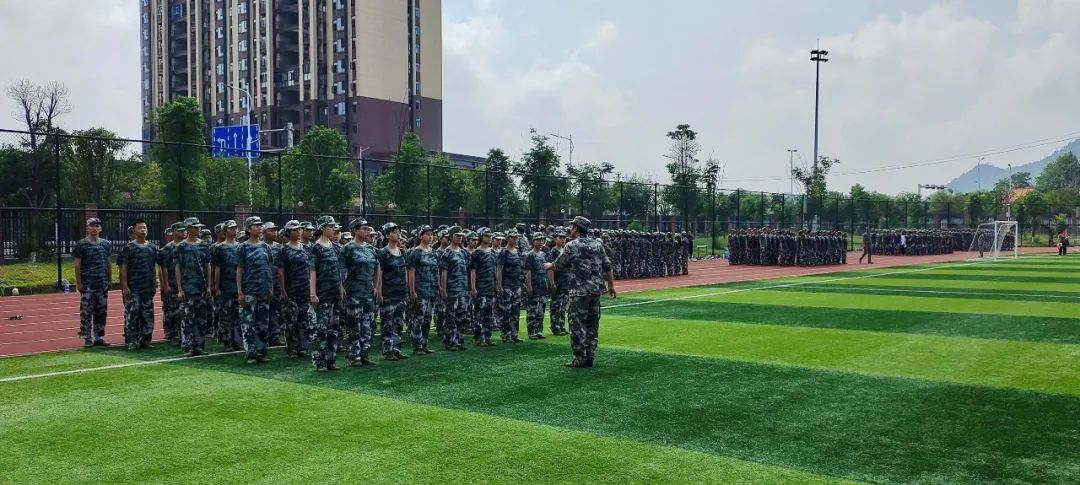 武冈一中：军训正当时 迷彩青春“燃”起来(图4)