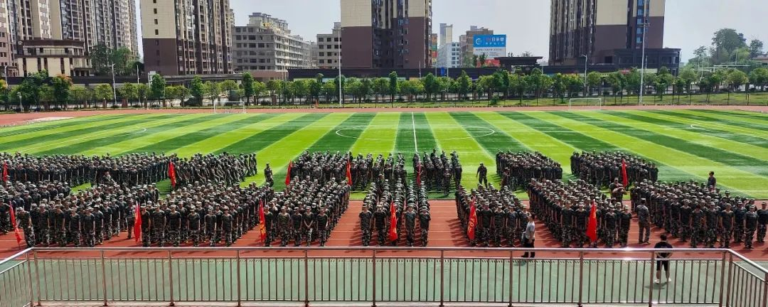 武冈一中：军训正当时 迷彩青春“燃”起来(图2)