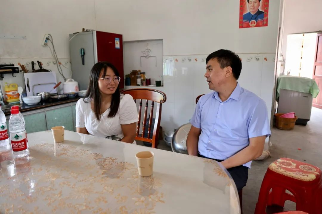 唐旭峰走访慰问特困教师及离退休老教师代表(图2)