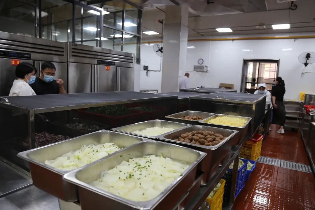 市政协开展学校食堂卫生健康调研 ：保障学生“吃得好” 家长“更放心”(图3)