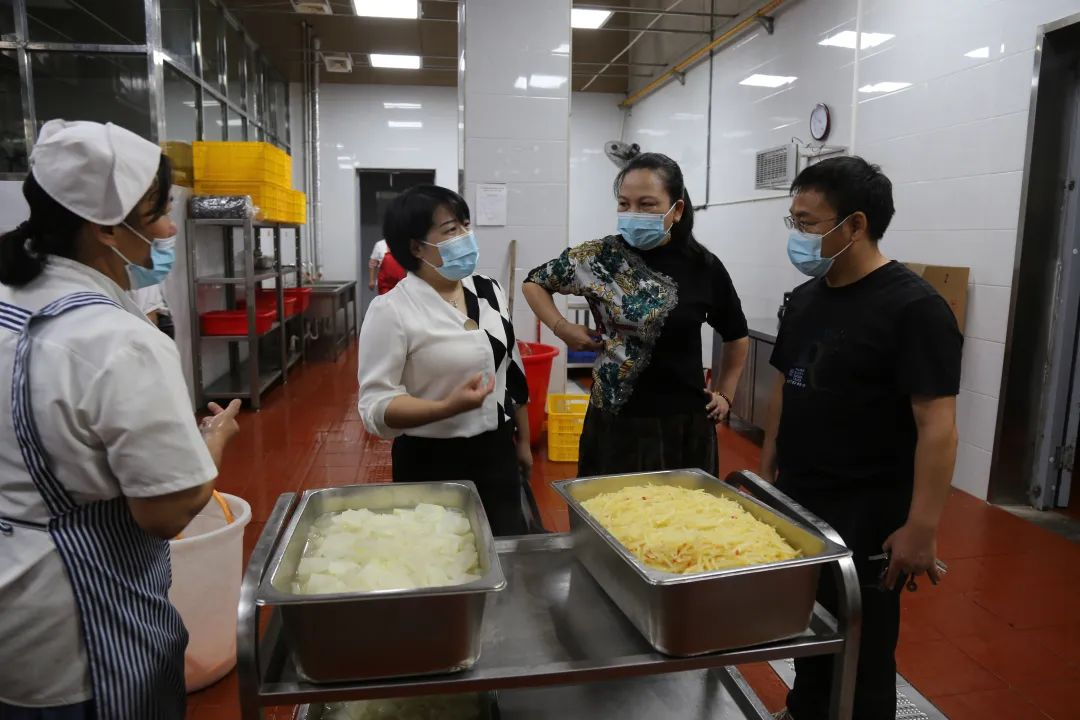 市政协开展学校食堂卫生健康调研 ：保障学生“吃得好” 家长“更放心”(图2)
