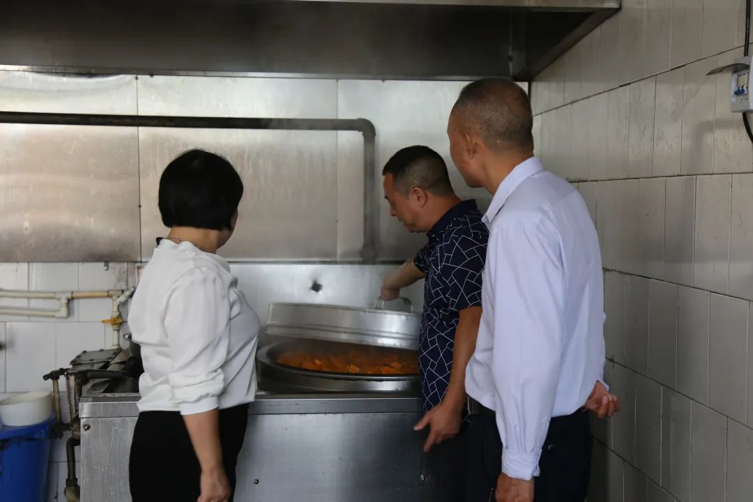 市政协开展学校食堂卫生健康调研 ：保障学生“吃得好” 家长“更放心”(图4)