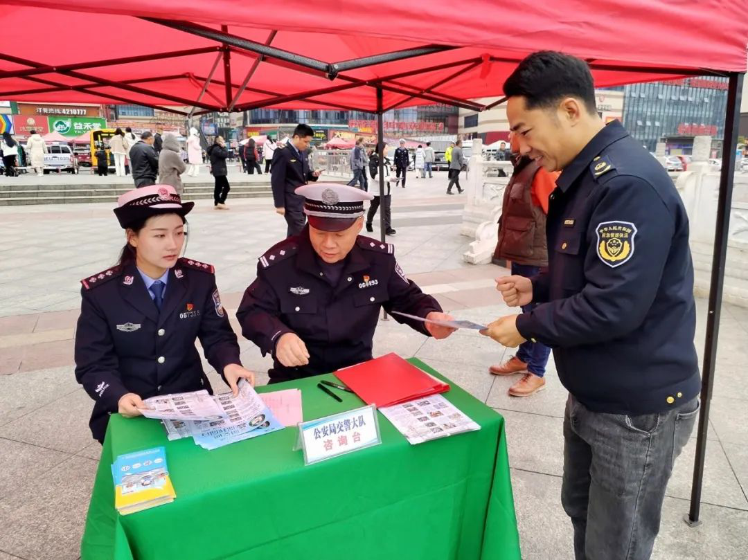 武冈市开展“全国交通安全日”暨“文明交通 你我同行”主题宣传活动(图2)