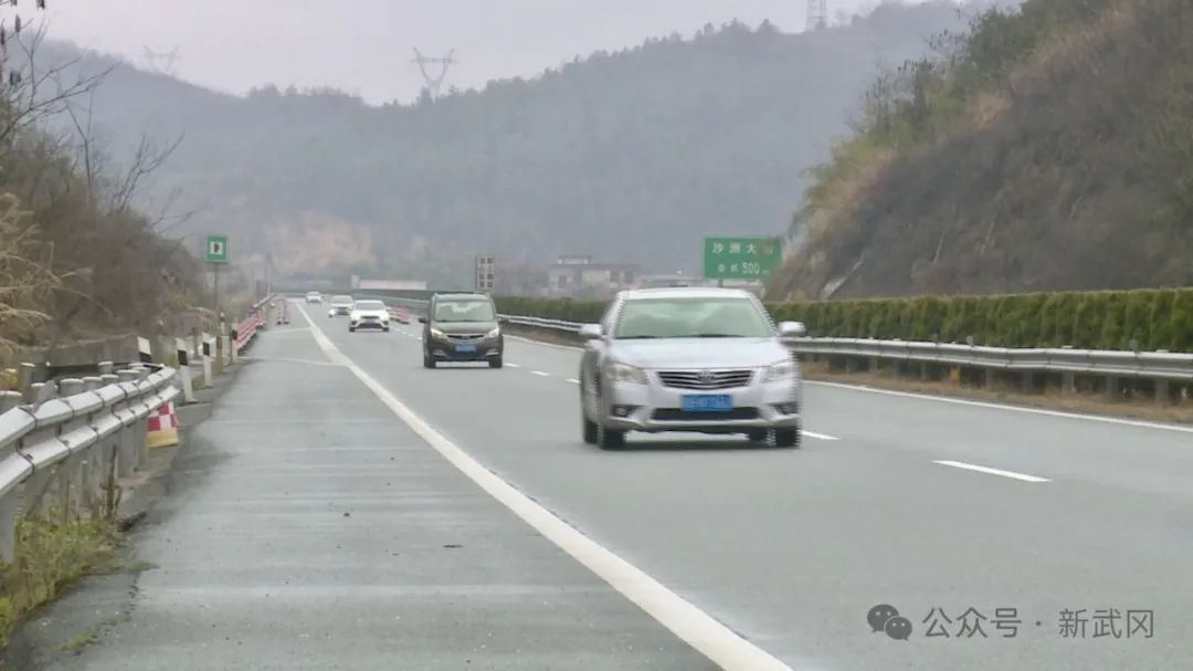 迎战冰冻天气 高速交警武冈大队多措并举保障安全畅通(图2)