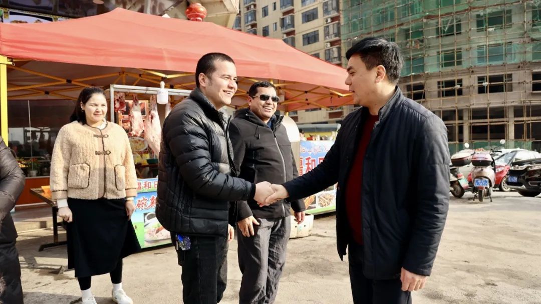 唐旭峰走访慰问一线干部职工、劳模、统战对象及伤残军人代表(图1)