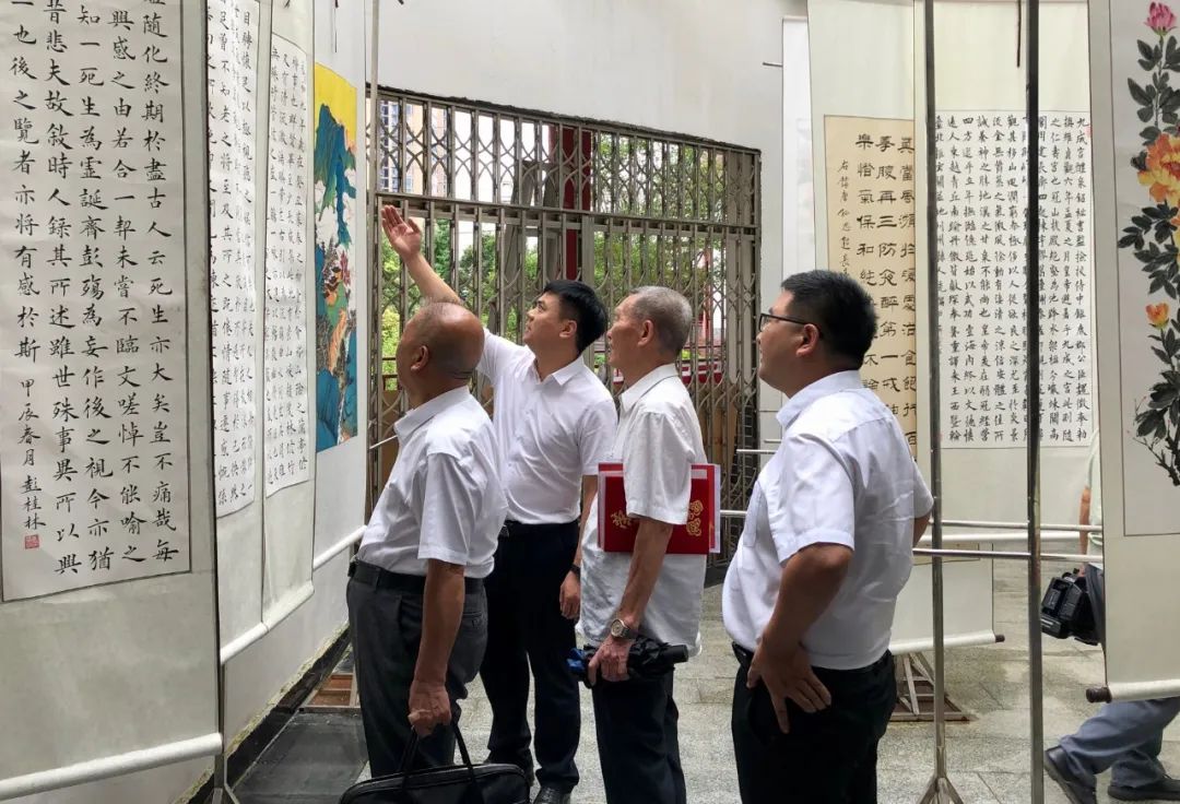 唐旭峰参观指导市老干部大学书画摄影作品展(图1)