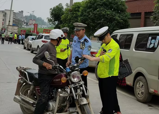 武冈交警：忙碌警察蓝，全力护航高考时(图1)