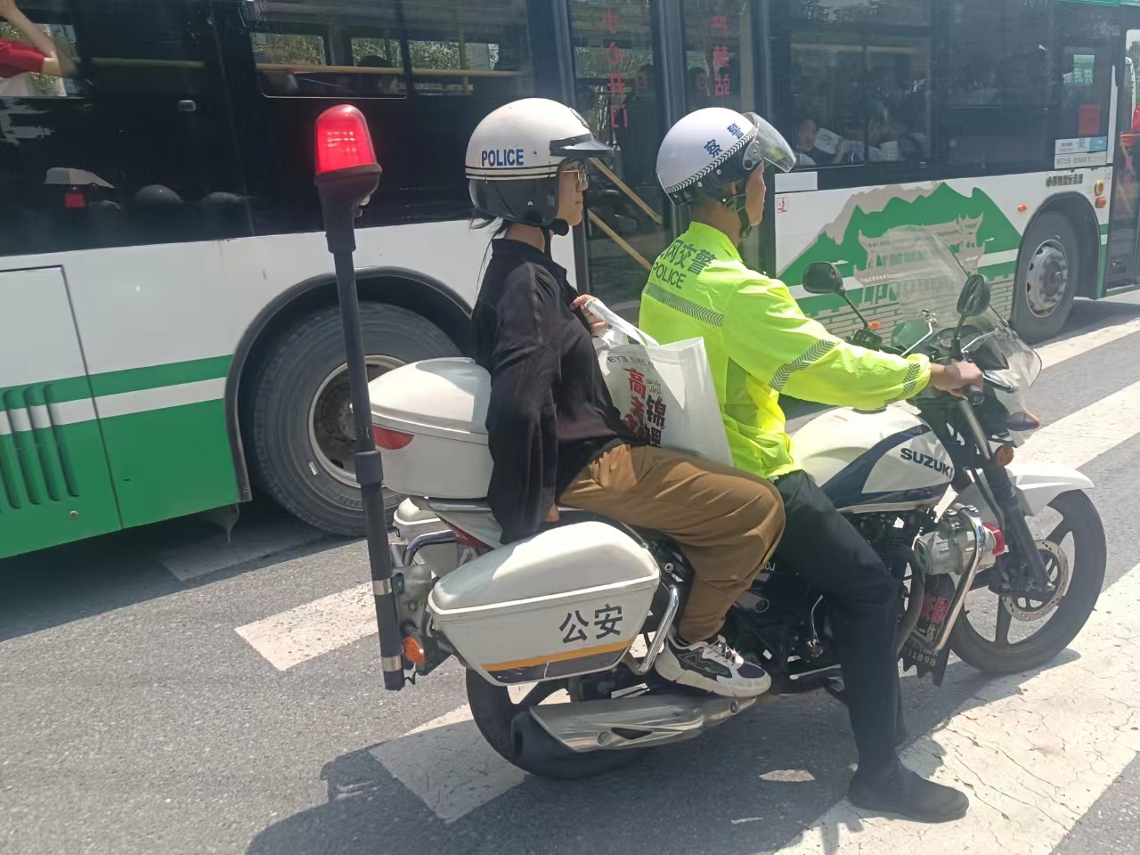 你追梦我护航一一高考考生晕车，武冈退役兵哥“敞篷车”护送(图1)