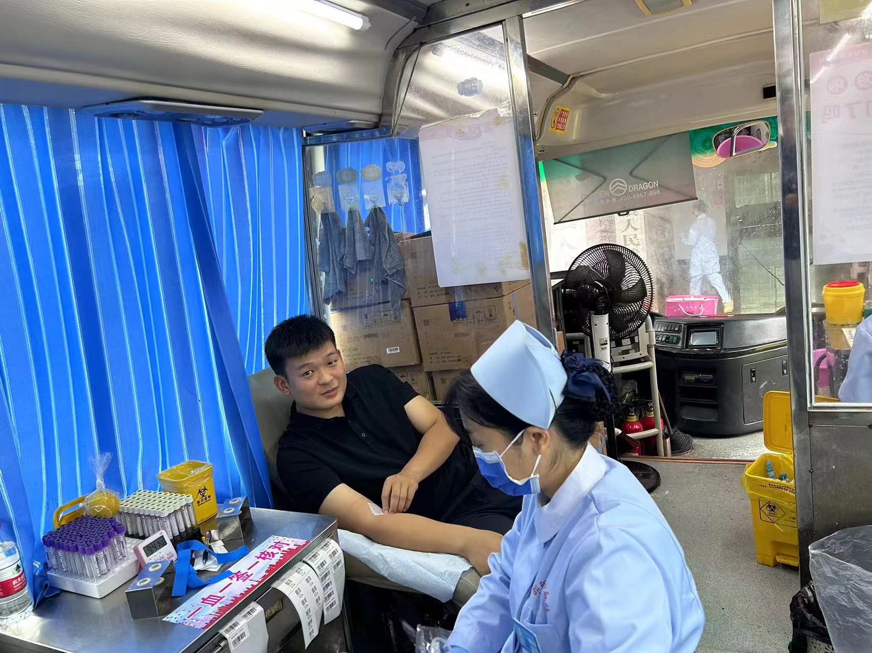 用热血点燃“生命之光”——武冈市退役军人积极参加无偿献血(图1)
