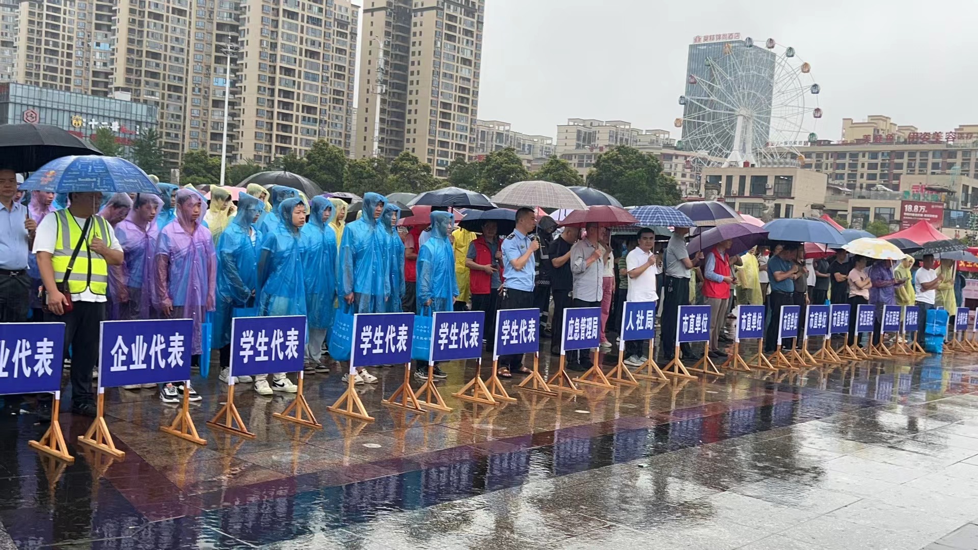 人人讲安全、个个会应急，畅通生命通道——武冈市集中开展安全生产月宣传咨询日活动(图1)