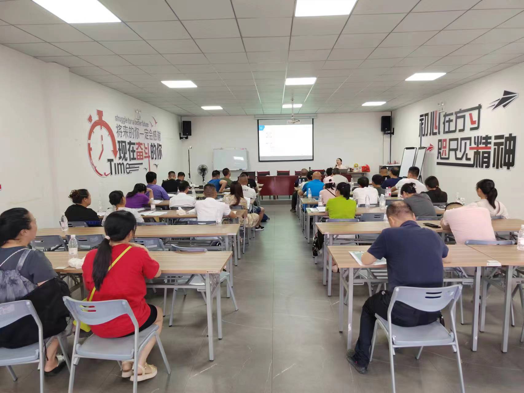 筑牢企业发展“安全堤”——武冈市举办工贸企业主要负责人和安全生产管理人员培训(图1)