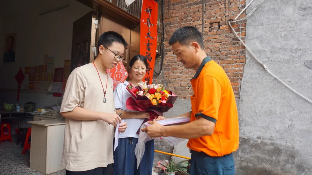 武冈市首封清华大学录取通知书送达(图1)