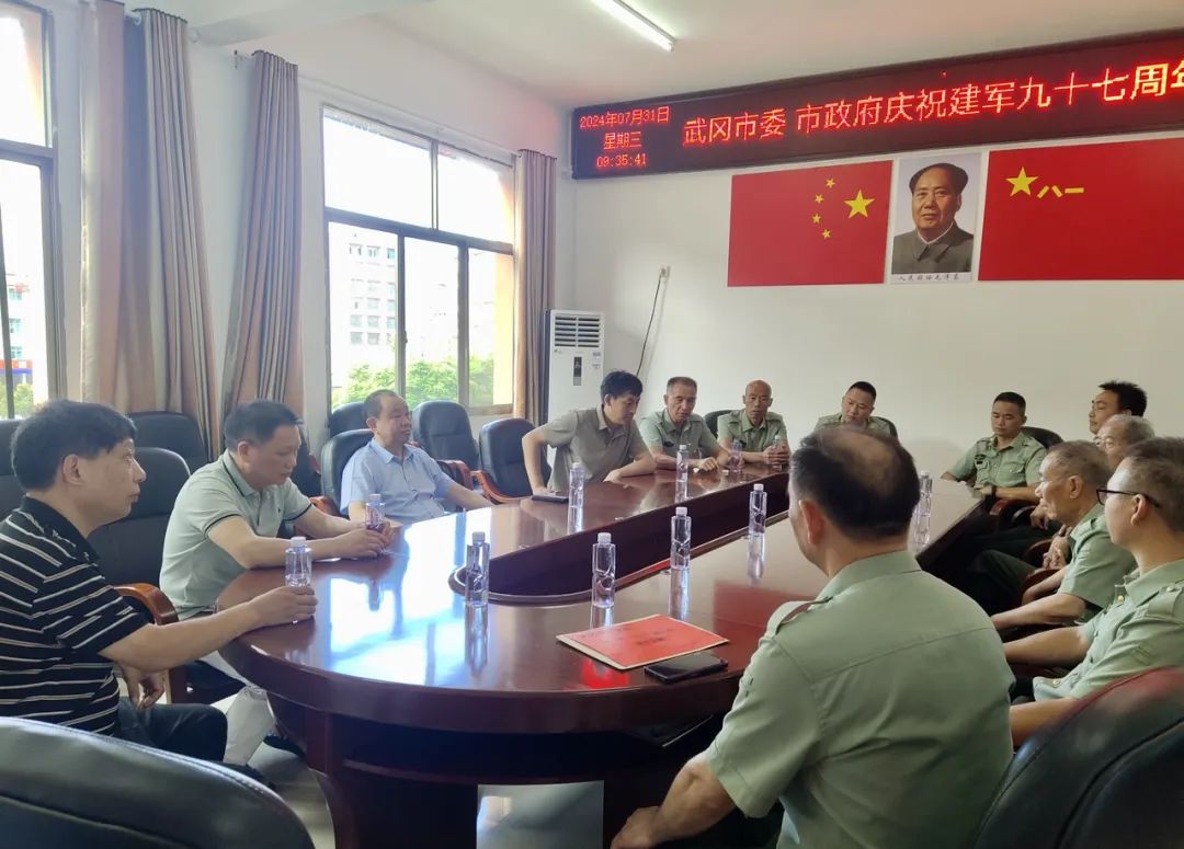 殷绪成慰问军休所离退休老干部(图1)