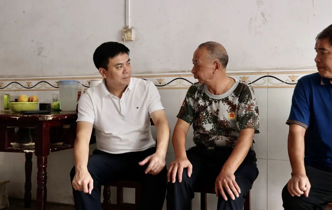 唐旭峰慰问光荣院老兵和伤残军人代表(图1)
