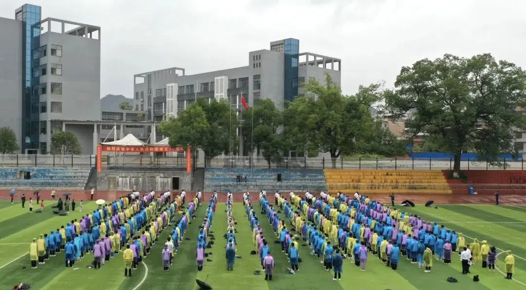 武冈市举行庆祝新中国成立75周年升国旗仪式 龚畅参加(图1)