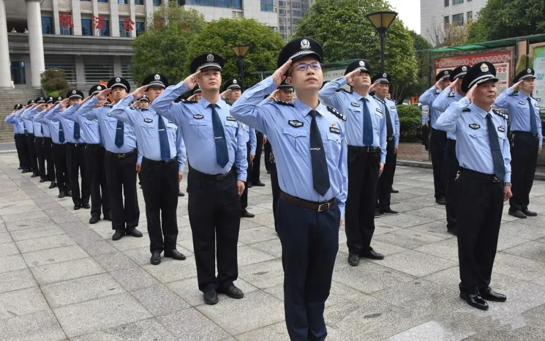 武冈公安举行“庆祝中华人民共和国成立75周年”升国旗仪式(图1)