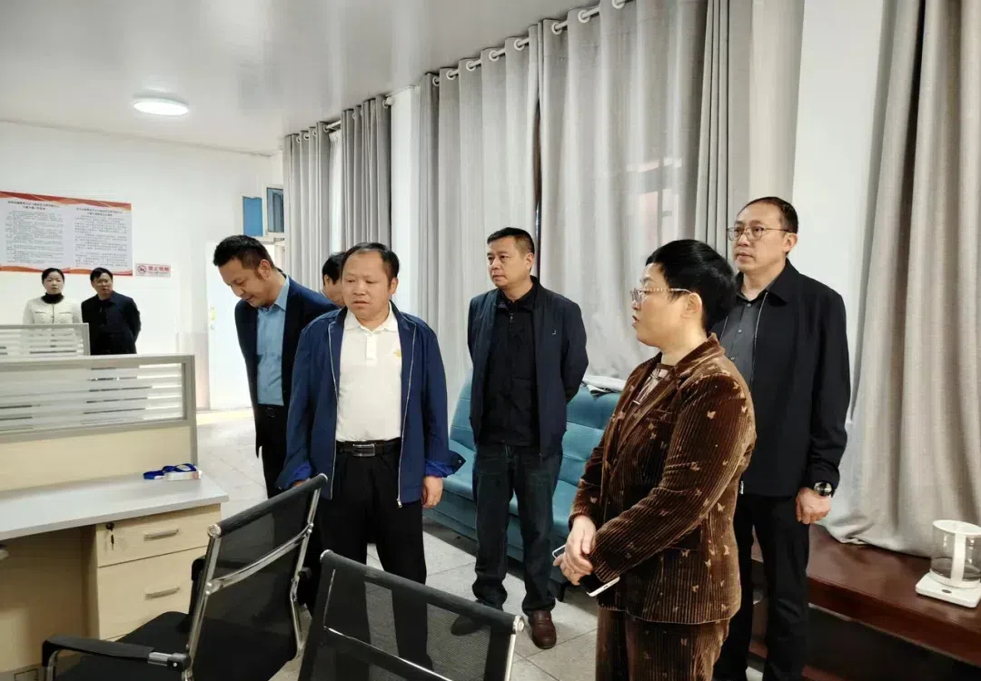 李巧云记者节走访慰问新闻工作者：讲好武冈故事 传播好武冈声音(图1)