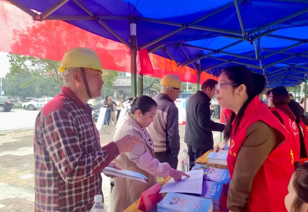 政策面对面 服务零距离——武冈市开展“温暖社保-社保服务进万家”活动(图2)