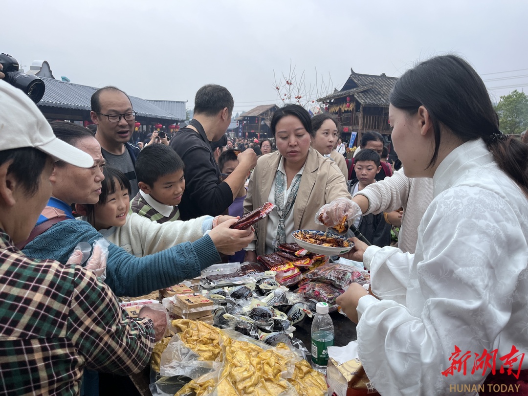武冈“法新八仙非遗宴”在中国村厨村艺大晒湖南专场上荣获两项金奖(图3)