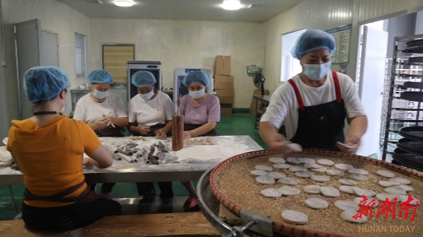 湖南日报头版｜武冈非遗美食成新宠(图2)