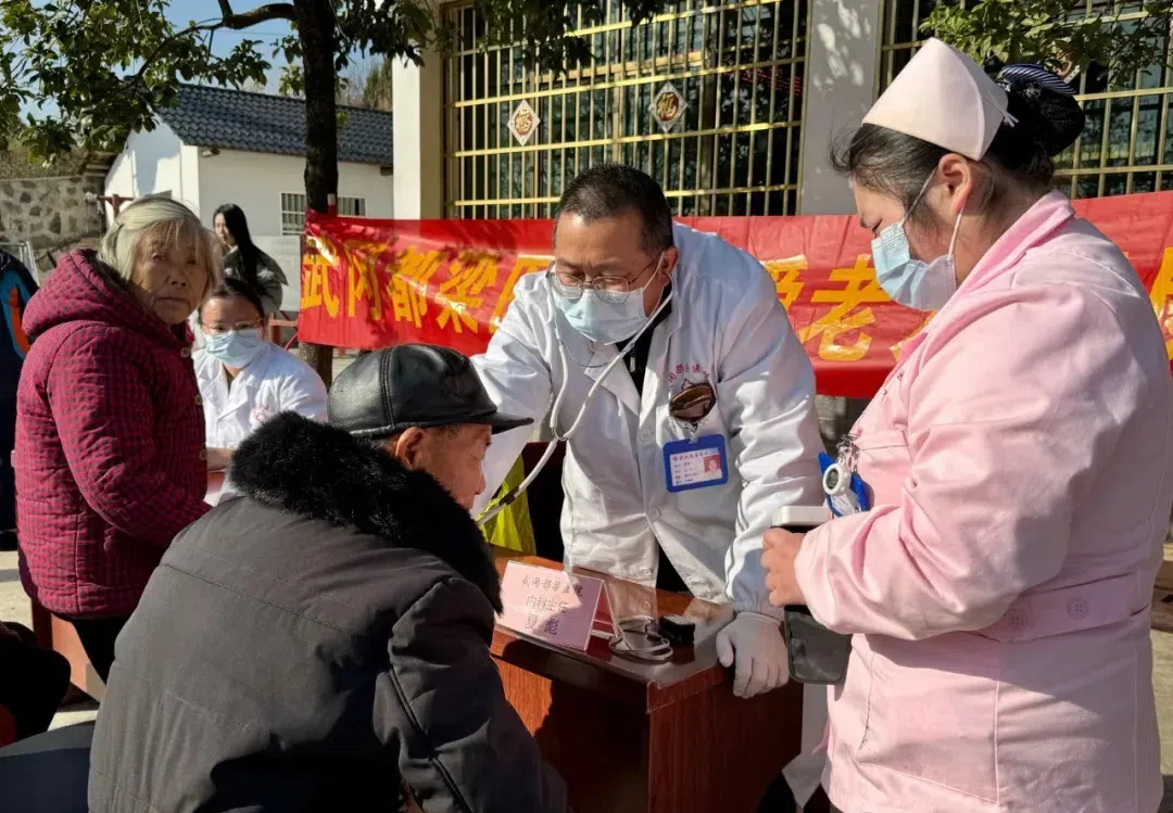武冈市人大联合武冈石化开展高龄老人春节慰问活动(图1)