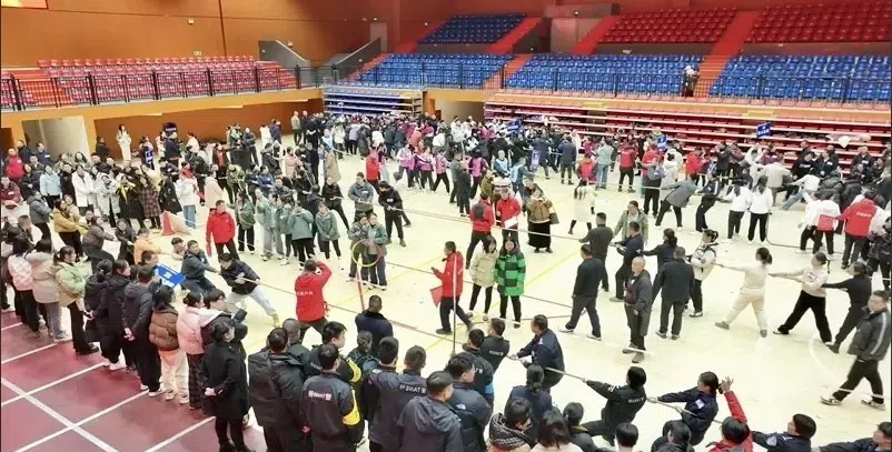 武冈举办庆“三八”“清廉家风·绳采飞扬”主题趣味拔河比赛(图1)