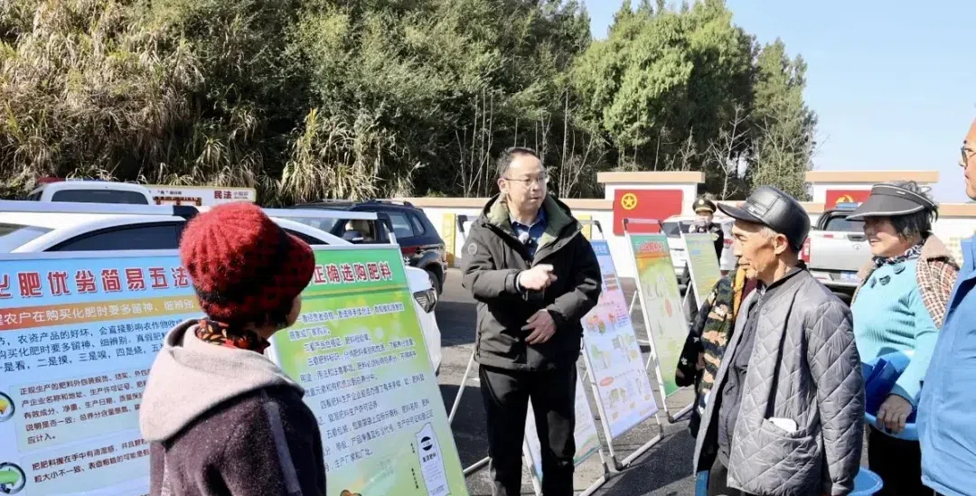 武冈:“放心农资下乡”为春耕生产保驾护航(图1)