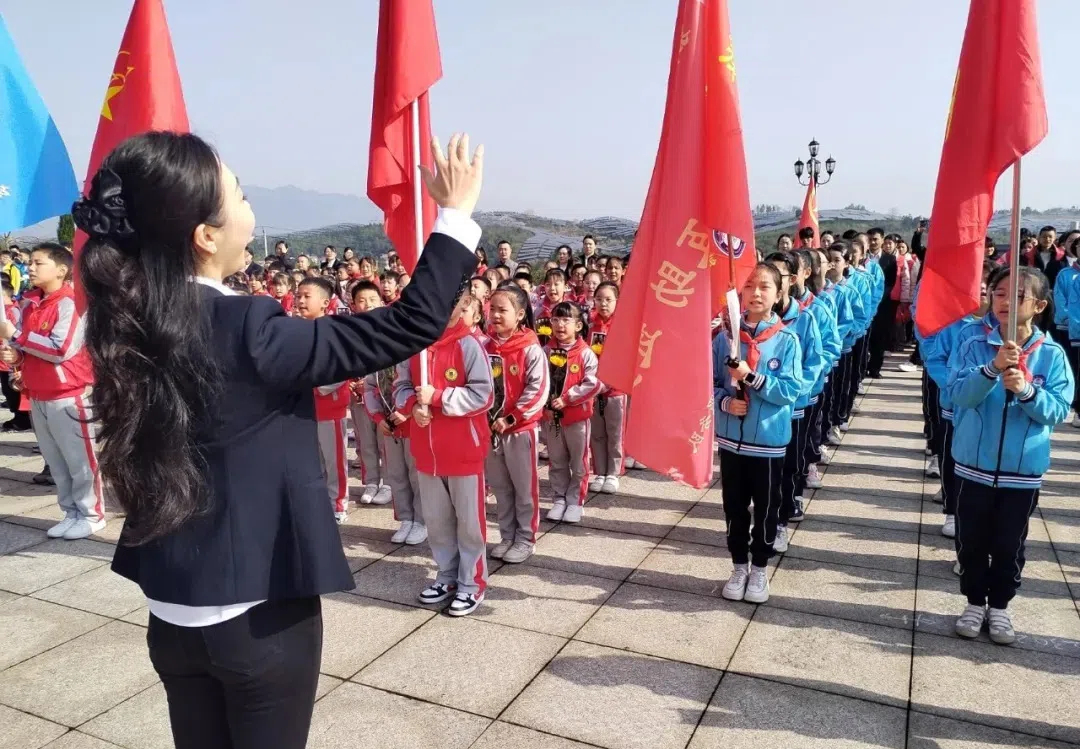 传承红色基因 争做时代新人 武冈市举行“老少共祭”革命先烈活动(图2)