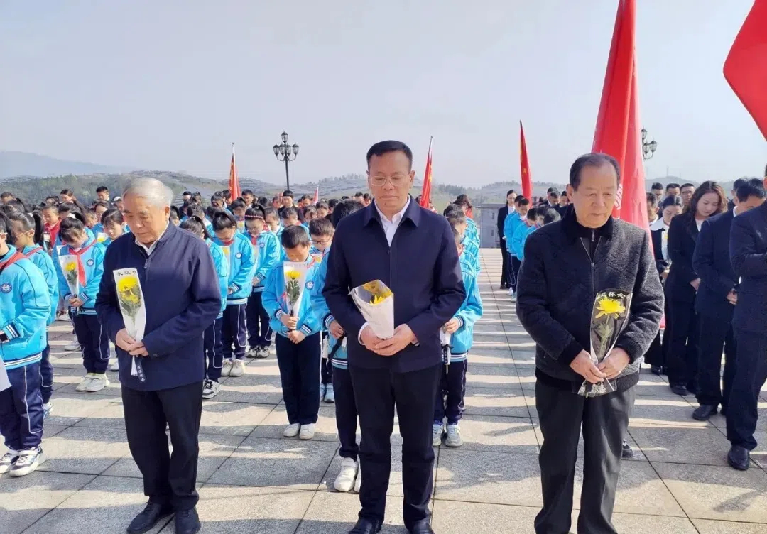 传承红色基因 争做时代新人 武冈市举行“老少共祭”革命先烈活动(图1)