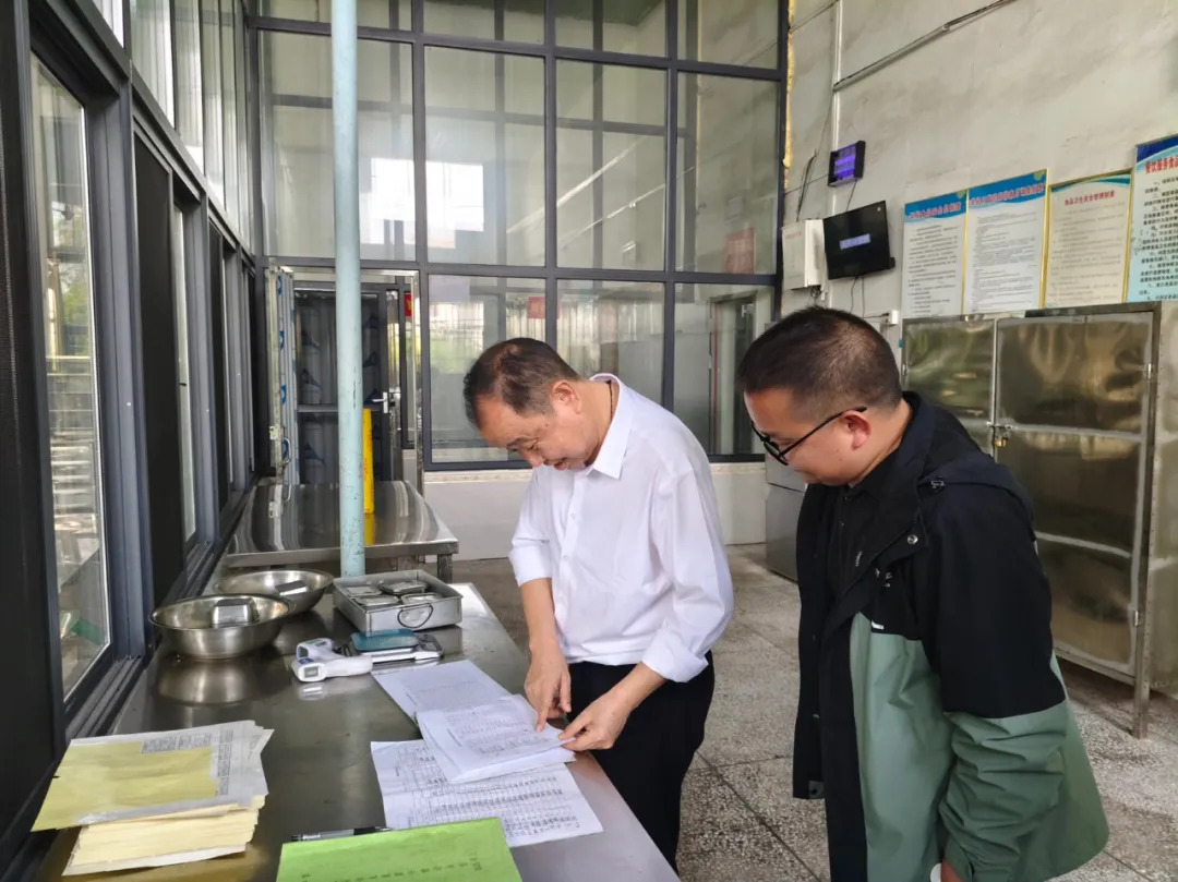 以“查”促改 落到“食”处 殷绪成督导“校园餐”专项整治工作(图1)