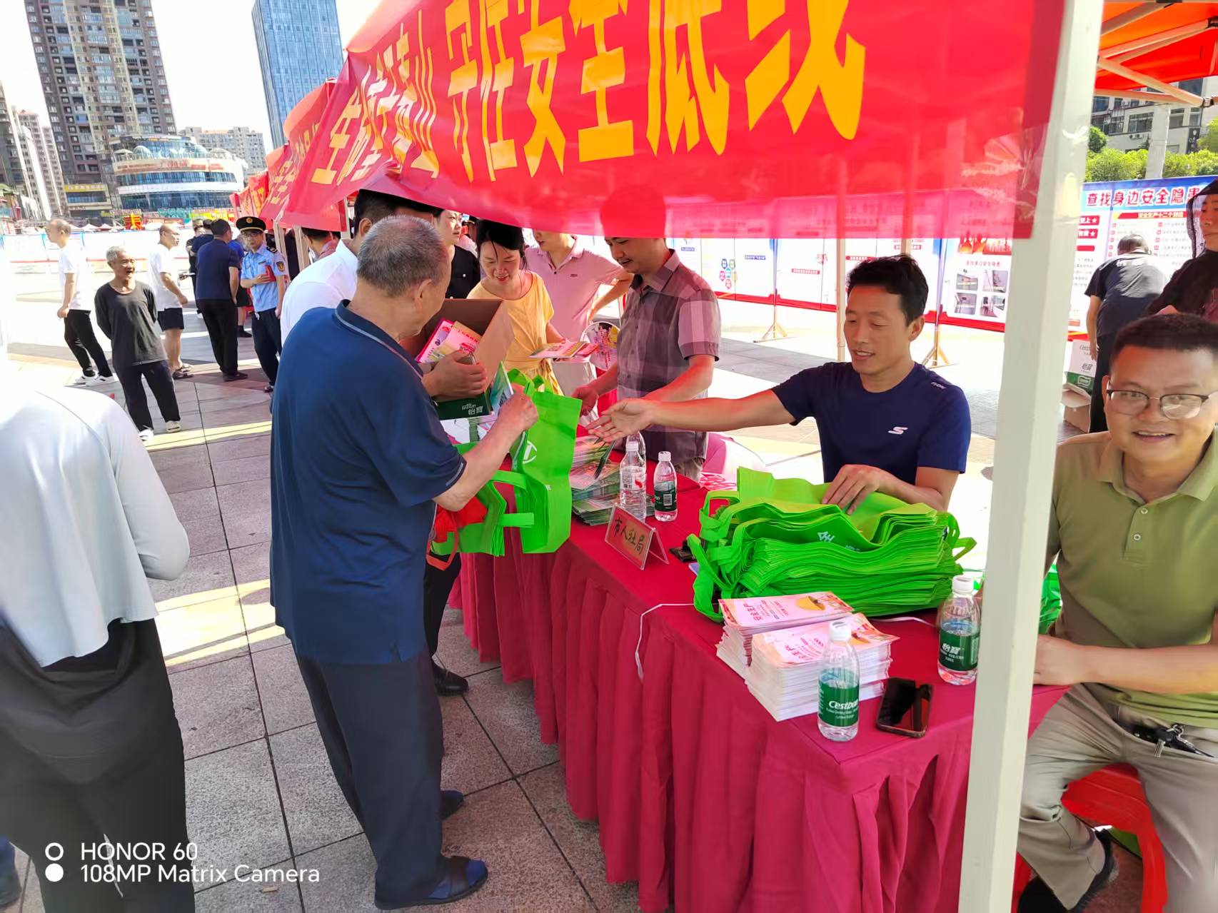 安全管理强落实 警钟长鸣保无忧——武冈市人社局举行“安全生产月”工伤保险政策宣传活动(图2)