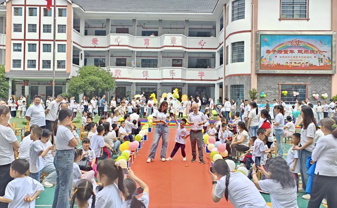 武冈市幼儿园开展庆六一亲子T恤彩绘活动(图1)