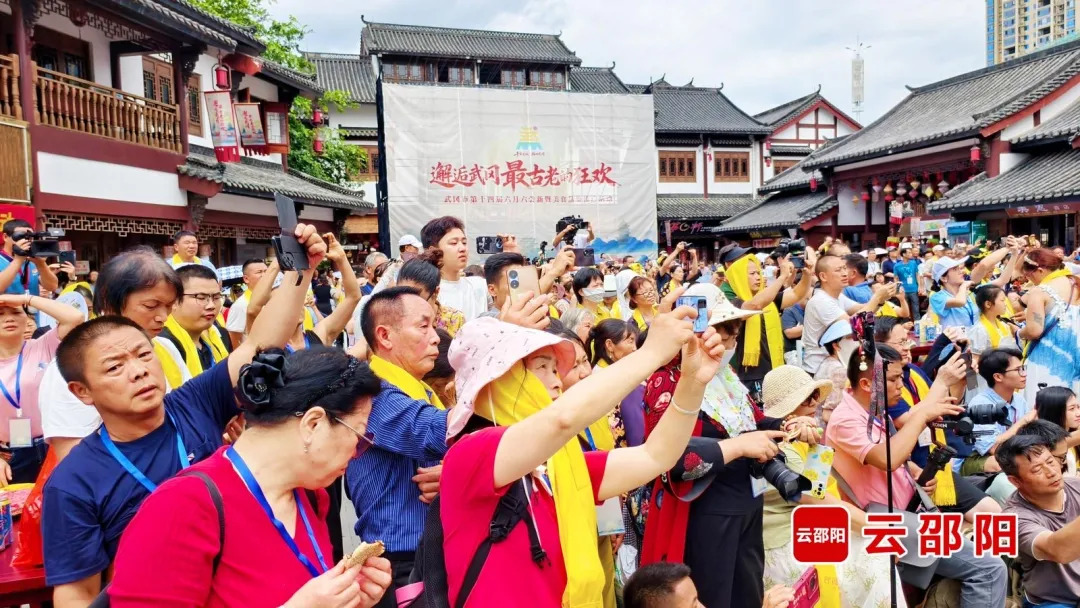 遍地人间烟火气 福地武冈嗨翻天——武冈市第十四届六月六尝新暨美食品鉴推广活动唱响全城欢歌(图3)