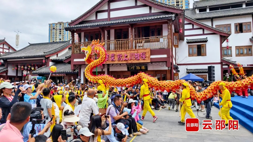 遍地人间烟火气 福地武冈嗨翻天——武冈市第十四届六月六尝新暨美食品鉴推广活动唱响全城欢歌(图2)