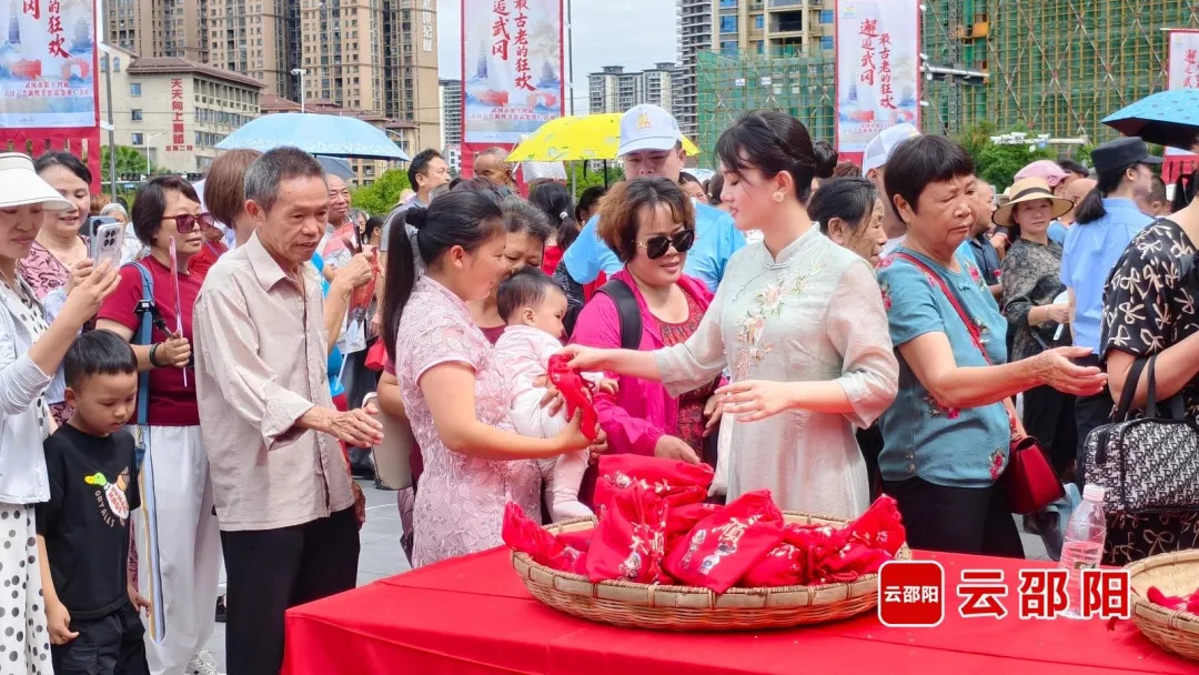 遍地人间烟火气 福地武冈嗨翻天——武冈市第十四届六月六尝新暨美食品鉴推广活动唱响全城欢歌(图1)