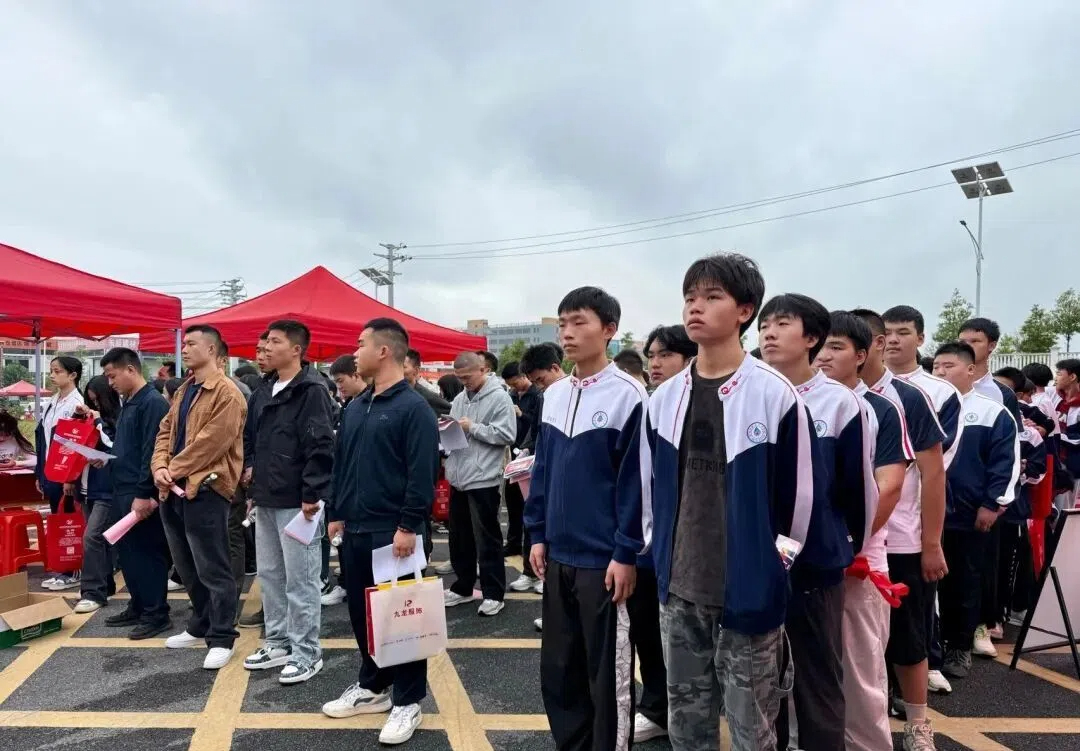 武冈市举办2025年秋季退役军人及军属专场招聘会(图2)