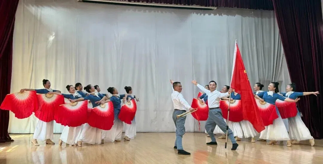 武冈市老干部大学学员载歌载舞庆重阳(图1)