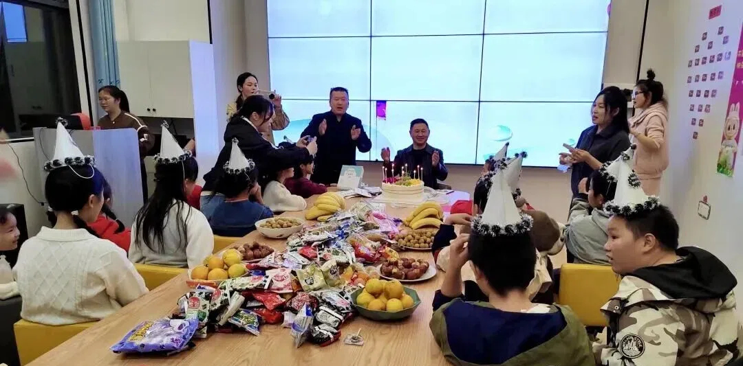 武冈市民政局为困境儿童举办暖心集体生日会