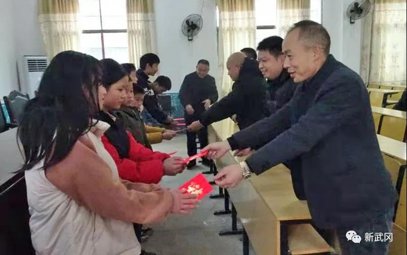 双牌镇商会到双牌镇龙从中学开展爱心助学捐赠活动(图2)